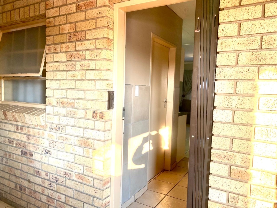 2 Bedroom Property for Sale in Oos Einde North West